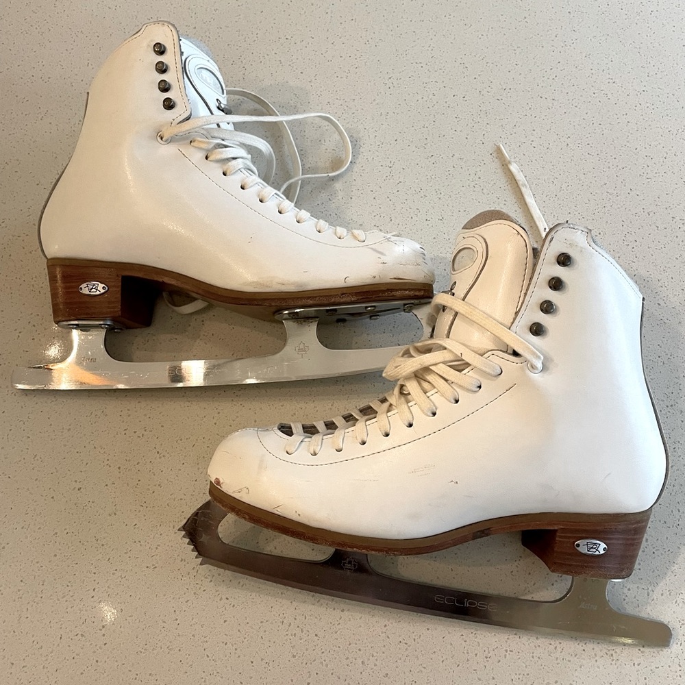 Ladies Riedell Motion Figure Skates